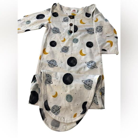 Abby & Evie Solar System Bamboo/Spandex Baby‎ Gown Size 0/3 mo Hand Covers - Picture 1 of 4